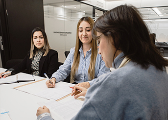 Reunión en Oficinas de Gomez Navas Abogados realizando la gestión de un visado para estudiar en España.