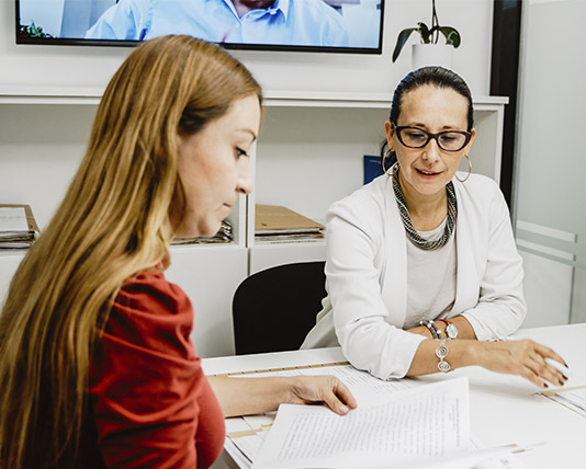 Equipo de Atención Integral al Estudiante en las oficinas de Gomez Navas Abogados Madrid